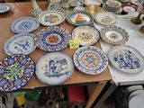 de nombreuses assiettes sur une table, aux motifs très variés