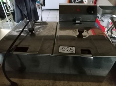 une machine posée sur une table dans une pièce
