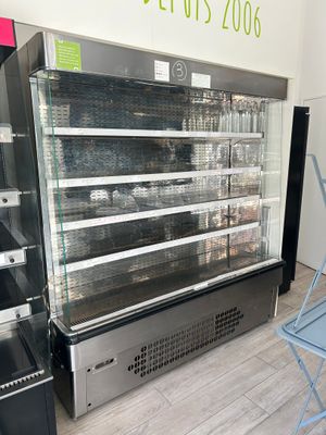 une vitrine au milieu d'un magasin remplie de produits alimentaires