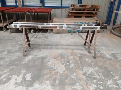 une table placée au milieu d'une pièce