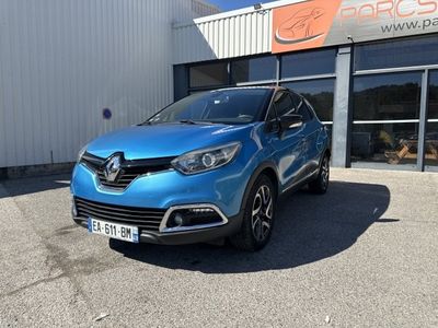 une voiture bleue garée devant un bâtiment