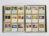 une photo montrant une collection de cartes Pokémon posées sur une table