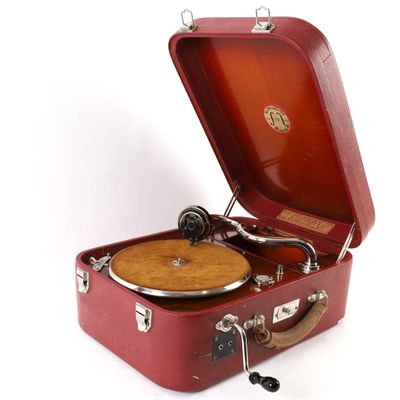 une valise rouge contenant un tourne-disque