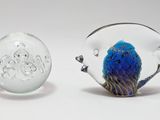 deux figurines en verre posées l'une à côté de l'autre