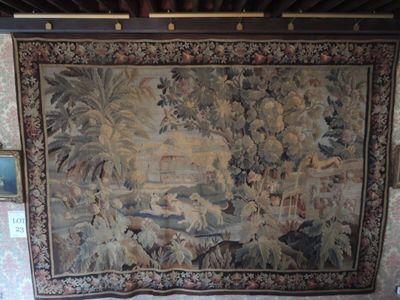 une tapisserie accrochée au mur d'une pièce