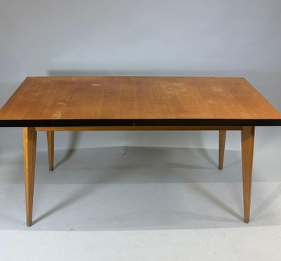 une image représentant une table en bois avec deux pieds et un plateau en bois