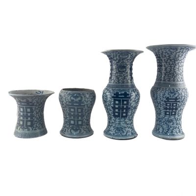 trois vases bleus et blancs posés les uns à côté des autres sur une surface blanche