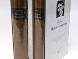 deux livres placés l'un à côté de l'autre