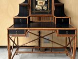 un petit bureau surmonté d'un miroir