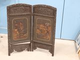 deux paravents en bois ornés de peintures dans une pièce