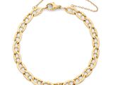 un bracelet en chaîne dorée avec un maillon en forme de cœur sur fond blanc
