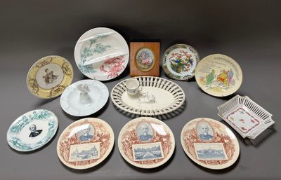 de nombreuses assiettes disposées les unes à côté des autres sur une table