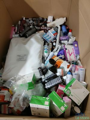 une boîte en carton remplie d'une multitude d'objets de toutes sortes