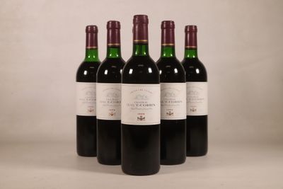 quatre bouteilles de vin sont alignées sur une table