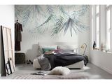 une chambre avec un lit et un grand tableau accroché au mur