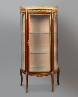 Vitrine de présentation ouvrant par un vantail. Décor de dra… - Photo 1