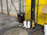 un cariste assis près d'un mur jaune