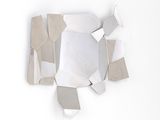 un morceau de papier qui a été arraché du mur