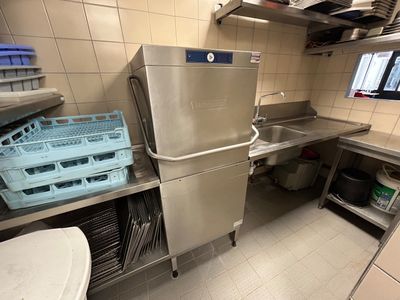 une cuisine équipée d'un réfrigérateur, d'un évier, d'un lave-vaisselle et d'autres éléments