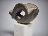 une image représentant une sculpture d'oiseau posée sur un socle en marbre