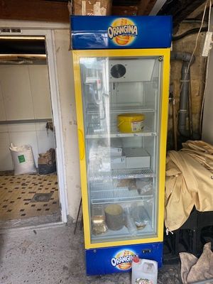 un distributeur automatique bleu et jaune installé dans un garage