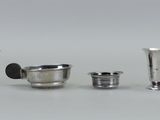 beaucoup d'objets en argent qui se trouvent sur la table