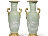 une paire de vases verts décorés d'oiseaux et de fleurs