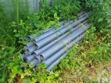 a bunch of pipes that are sitting in the grass