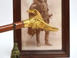 une photo d'un homme tenant un balai à côté d'une photo d'un homme