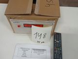 une boîte contenant une télécommande et une autre boîte sur laquelle est apposée une étiquette de prix