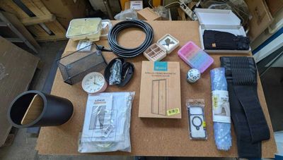 une table sur laquelle se trouvent plusieurs objets