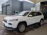 Une jeep blanche est garée devant un immeuble.