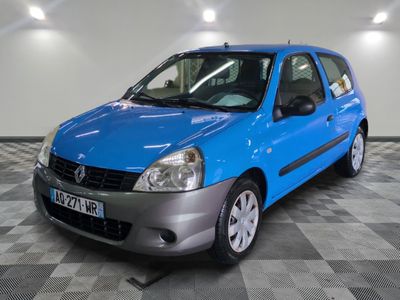 la photo d'une petite voiture bleue garée dans un garage