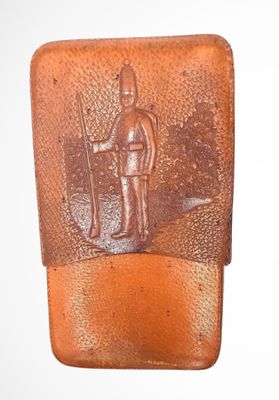 un petit objet en métal sur lequel figure un soldat