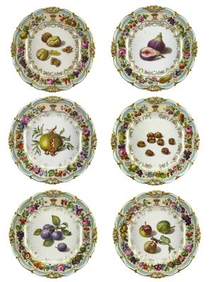 six assiettes ornées de motifs de fruits variés sur fond blanc