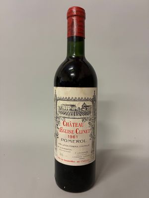 une bouteille de vin posée sur une table