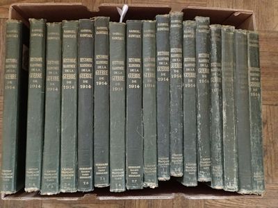 de nombreux livres dans une boîte posée sur une table en bois