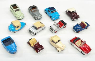beaucoup de petites voitures miniatures posées sur une surface blanche