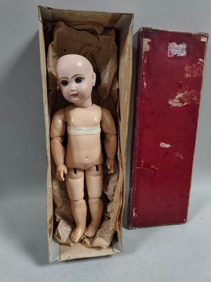 une poupée dans une boîte, avec un pansement dessus