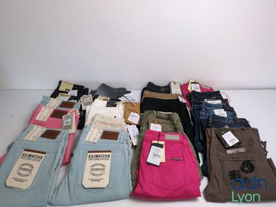 beaucoup de pantalons de différentes couleurs sur la table