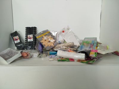 une photo d'une étagère sur laquelle sont posés tout un tas d'objets