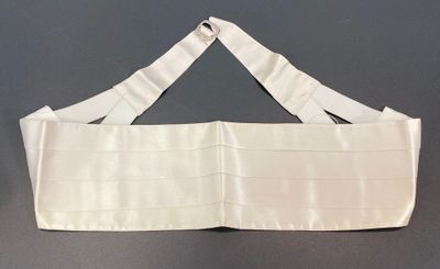 GUCCI Ceinture de smoking en satin blanc