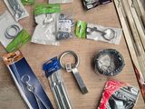 de nombreux objets posés sur une table en bois