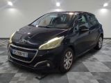 la petite voiture noire est garée dans le garage sur un sol en damier