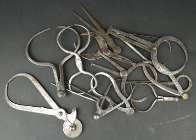 a lot of old scissors that are sitting on a table
