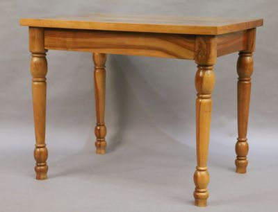 Petite table en noyer, à plateau rectangulaire supporté par … - Photo 1