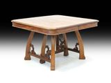 une photo d'une table en bois avec un plateau carré