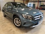 Le SUV Mercedes GLA est garé dans un garage.