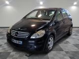 une photo d'une mercedes noire de classe b garée dans un garage