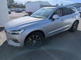 un SUV Volvo argenté garé devant un immeuble